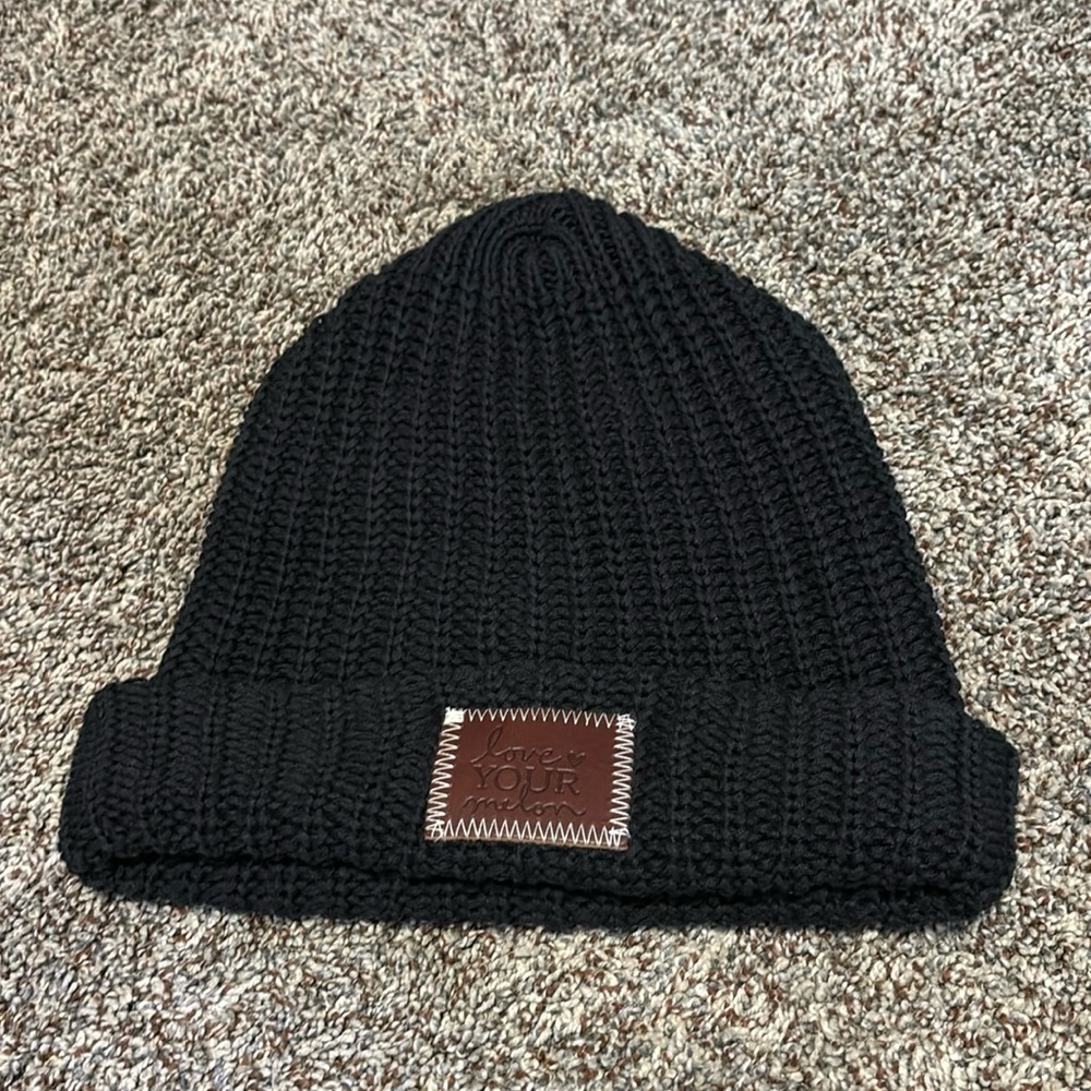 Love your melon black cuffed beanie.